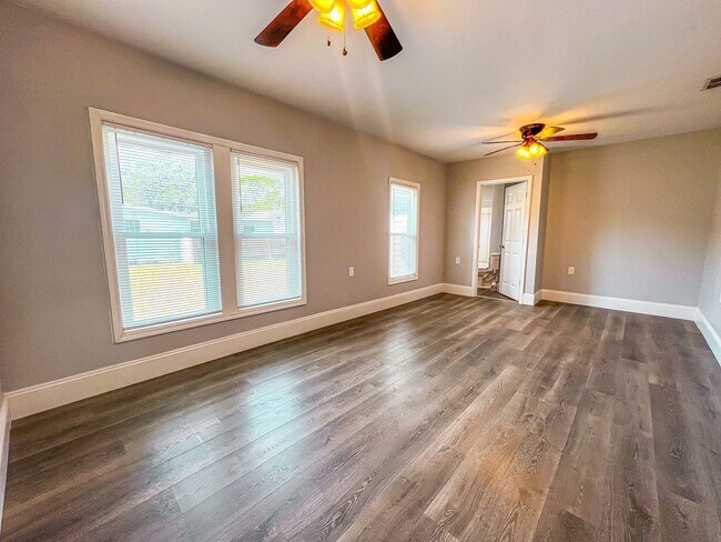 Building Photo - Charming Home in the Heart of Downtown Kis...