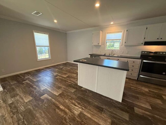 Building Photo - BEAUTIFUL +55 HOA COMMUNITY- AVAILABLE FOR IMMEDIATE MOVE IN!!