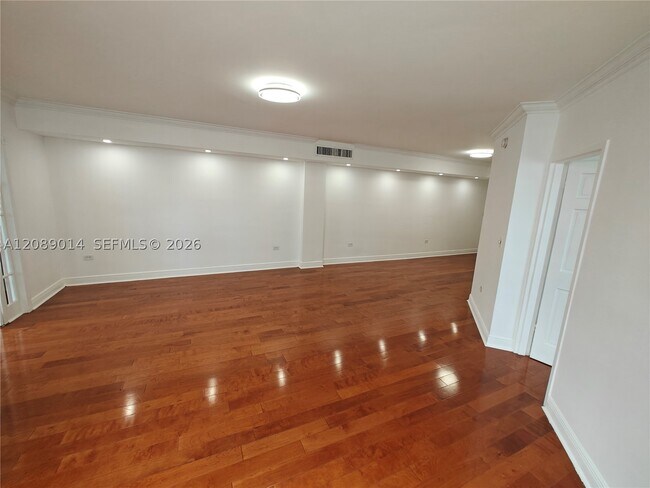 Building Photo - 825 Brickell Bay Dr