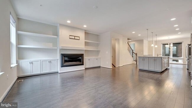 Building Photo - 513 Riversail Ln