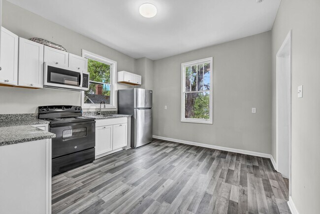 Building Photo - Updated Home in the Heart of Savannah