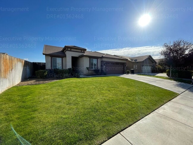 Building Photo - 4 bedrooms/ 2 bathrooms, with a patio.