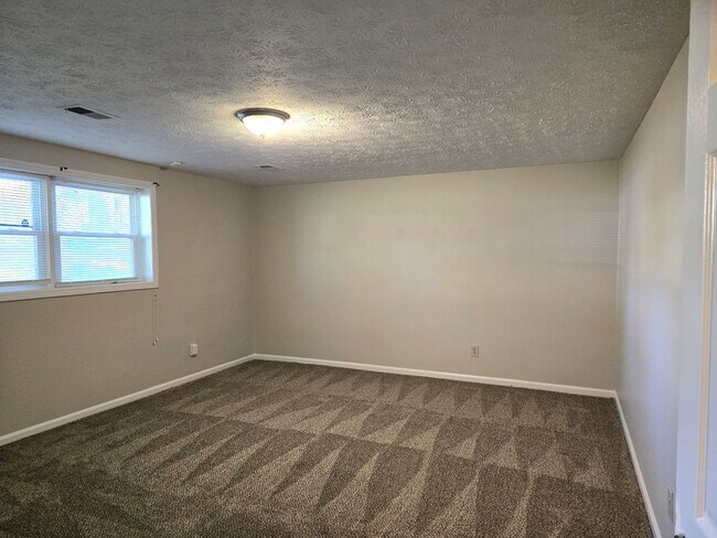 Building Photo - Spacious Split Level In Gainesway   251113