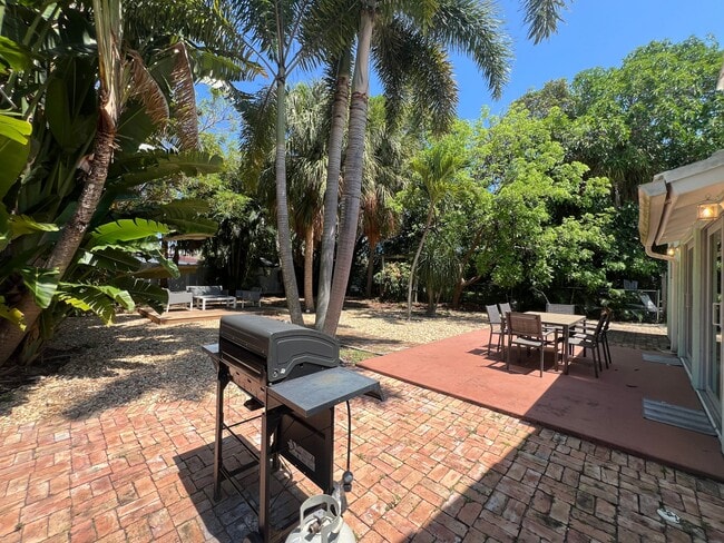 Building Photo - 500 S Riverside Dr