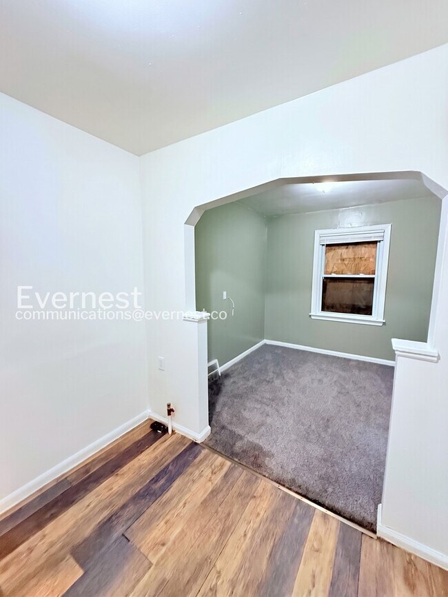 Building Photo - Charming Home with Detached Garage and Basement! | Pet Friendly