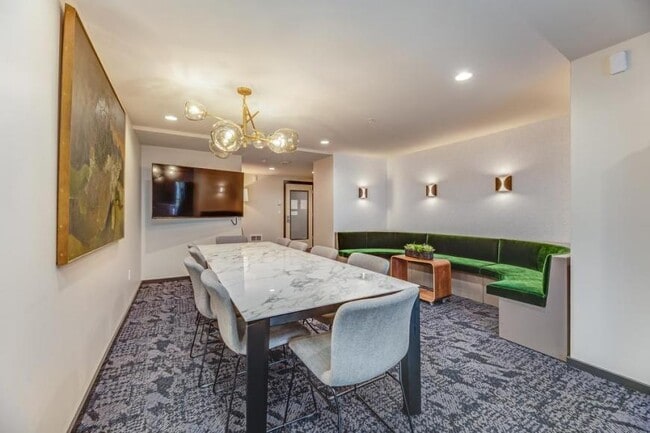 Building Photo - 2 bedroom in Seattle WA 98121