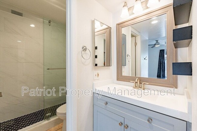 Building Photo - 3316 E Crescent Ave