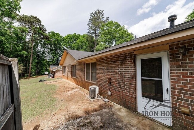 Building Photo - 229 N Burson Ave