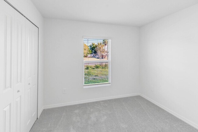 Building Photo - 4 Bedroom 2 Bath Home