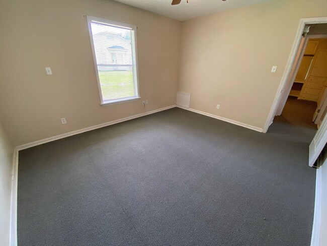 Building Photo - Apartment For Rent Near McNeese State Univ...