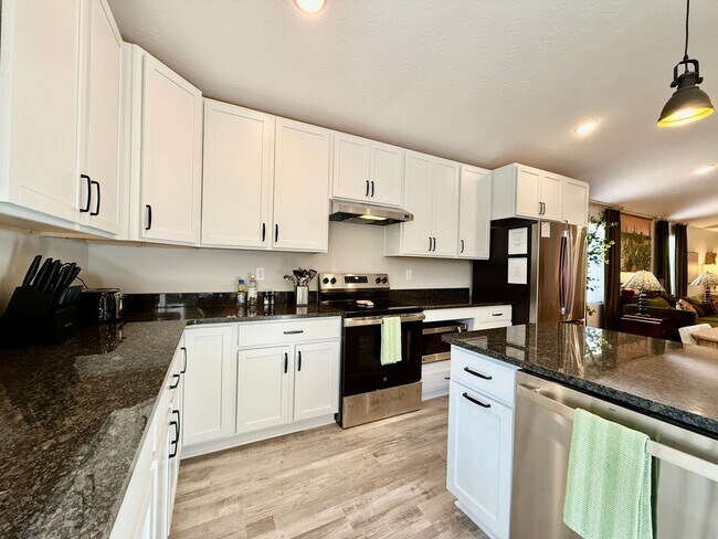 Building Photo - 5 Bed 3 Bath Home With Hot Tub In West Chester, OH