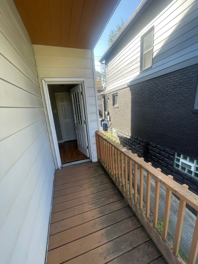 Building Photo - Single Family House in Mt Washington Avail...