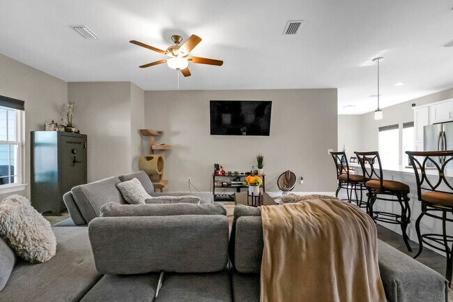 Building Photo - Solar Panel Home in East Navarre!