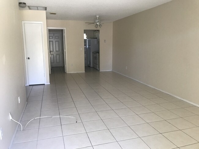Building Photo - Nice 2 Bedroom 1.1 Bath with Central A/C a...