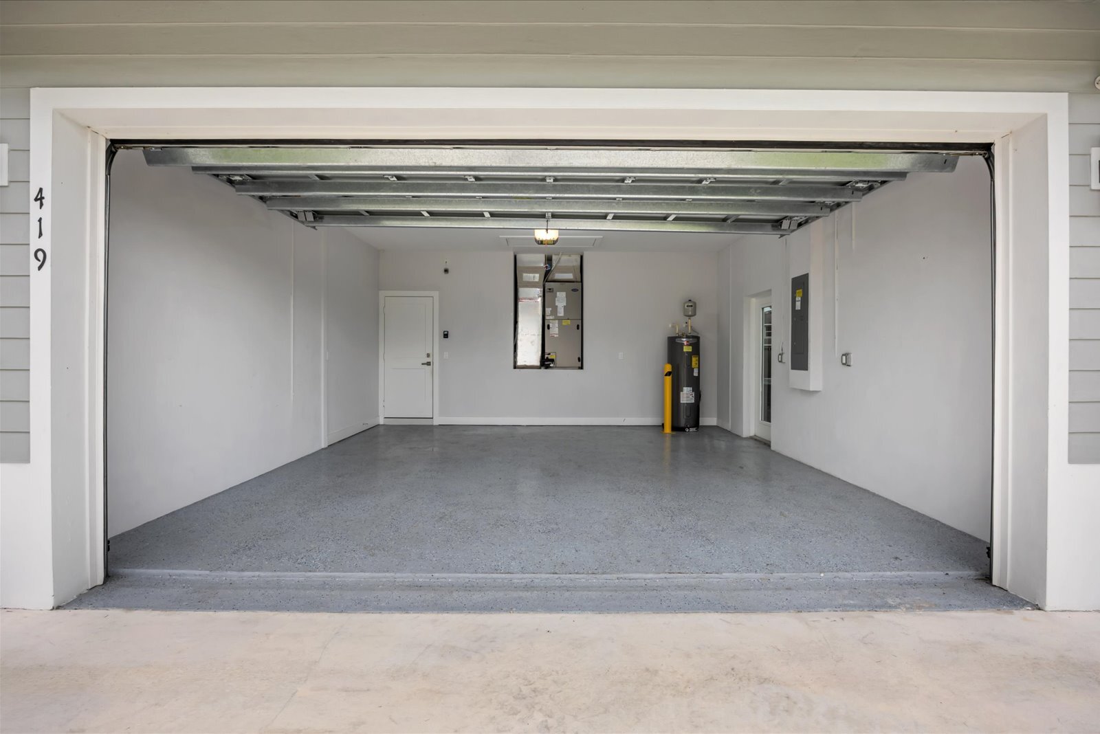 Building Photo - 419 SW Namoit Pl