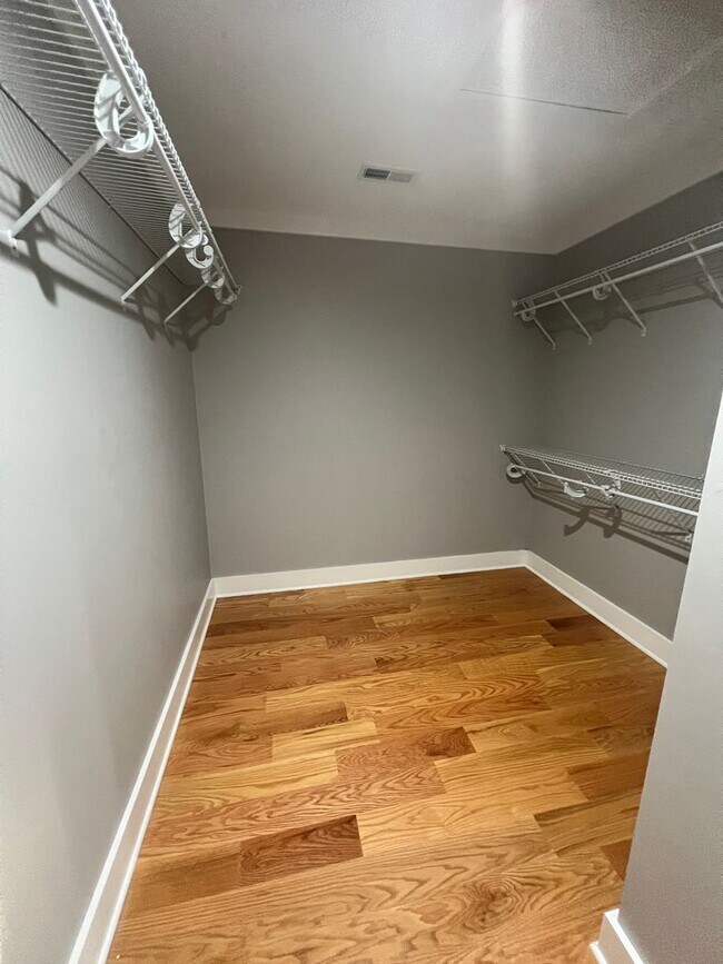 Building Photo - Stunning 4 BR/3.5 BA Single-Family Home in...