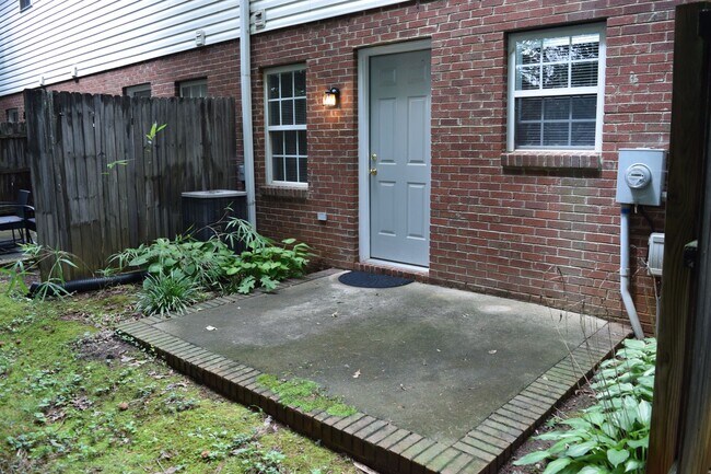 Building Photo - $1,150 | 2BR/1.5BA End Unit Townhouse – Sp...