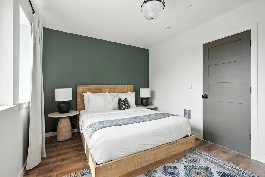 Building Photo - 925 NE 23rd Ave