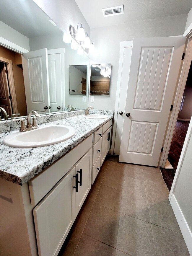 Building Photo - 7376 Peachleaf Dr