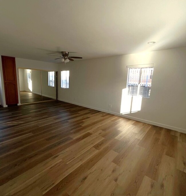 Building Photo - Large 3 Bedroom 2 bath House  - Move-in Co...