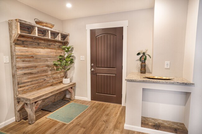 Building Photo - SKI LEASE:  Family Home with 1-Car Garage,...