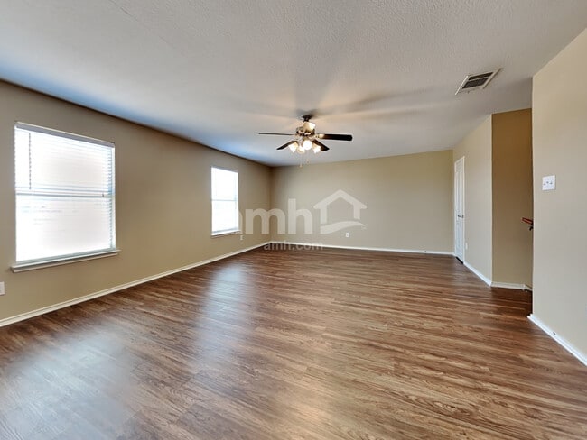 Building Photo - 729 Redwing Dr