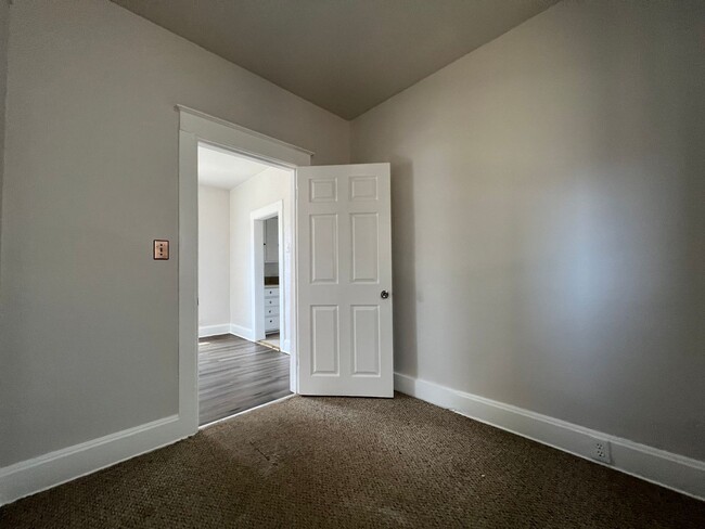 Building Photo - Two Bedroom One Bathroom in Englewood.