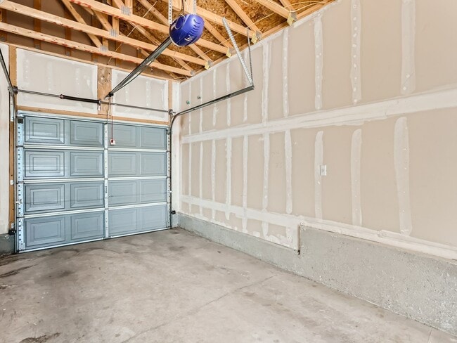 Building Photo - Amazing 2BR, 3BTH w/Garage in First Creek