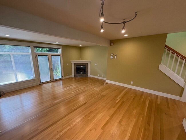 Building Photo - Queen Anne Townhome