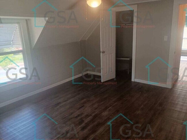 Building Photo - 4 Bedroom 2 Bath House!!