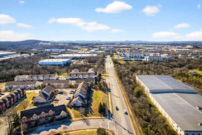 Building Photo - Great Location!