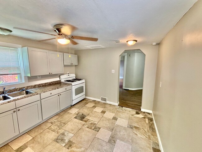 Building Photo - Beechmont Neighborhood - 1 Bed 1 Bath with Balcony and Central Air