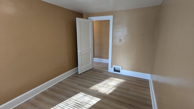 Building Photo - A charming 3-bedroom, 1.5-bathroom home located in the vibrant city of Akron