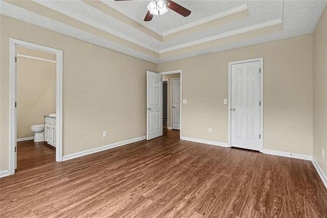 Building Photo - Beautiful, move-in ready split-level home in Hoschton