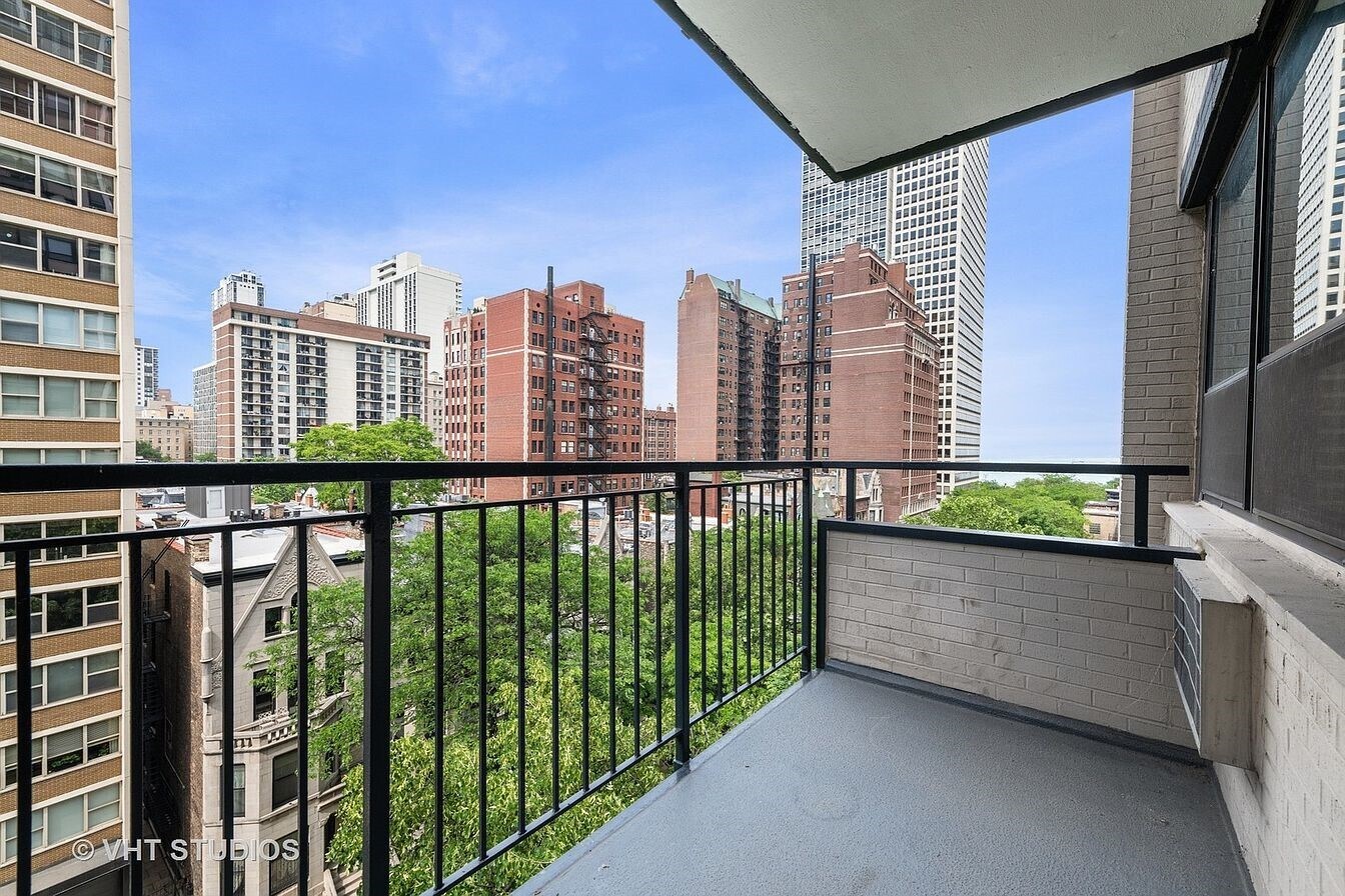 Private balcony with a view of the Michigan lake - 33 E Cedar St