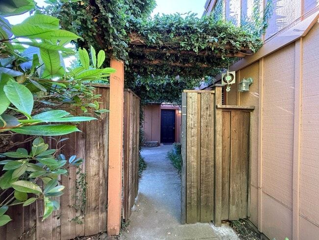 Building Photo - Beautiful Cal Park Rental Property!