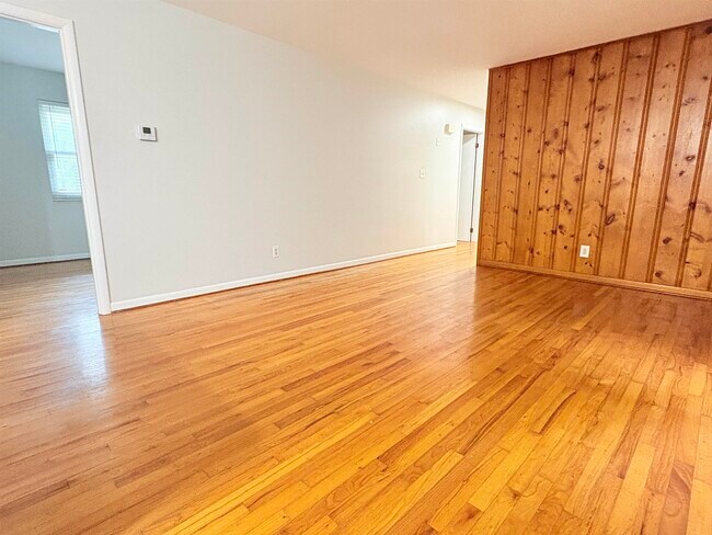 Building Photo - 1504 Sunset Ln