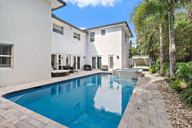 Building Photo - 542 N Cypress Dr