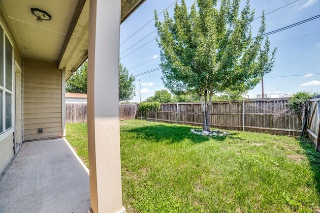 Building Photo - Beautiful 3 Bedroom in Republic Oaks Community