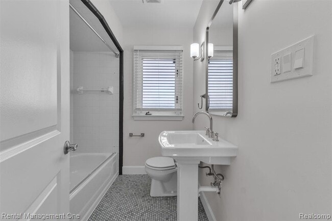 Building Photo - 2711 Dorchester Rd
