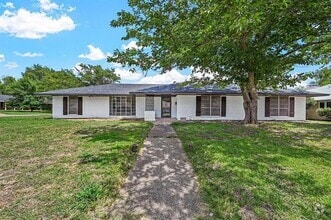 Building Photo - 1400 Crescent Dr