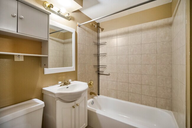 Building Photo - Amazing 4BR, 2BTH in Park Hill!!