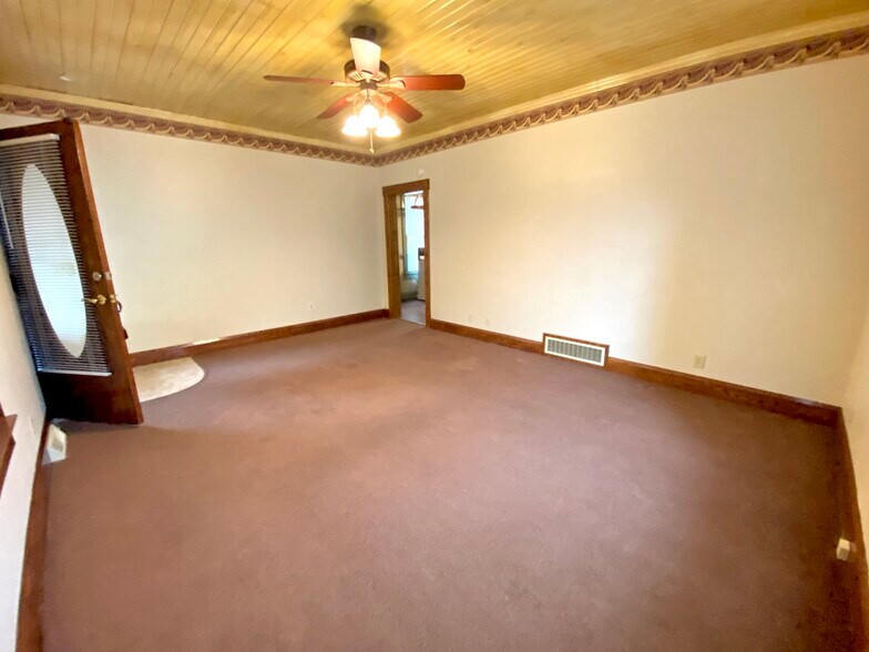 Building Photo - 837 Parkview St NE