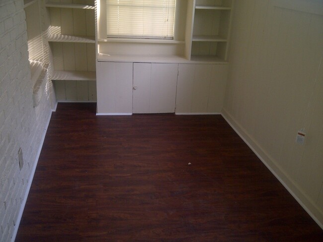Building Photo - Cute 2/1 just a mile from Overton Park!