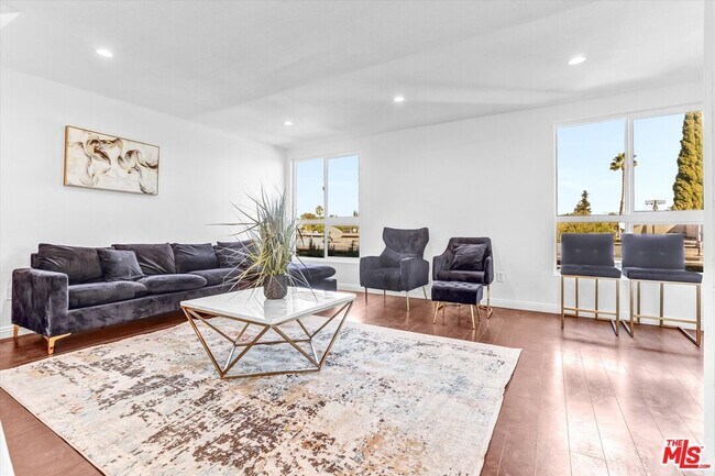 Building Photo - 6155 Reseda Blvd