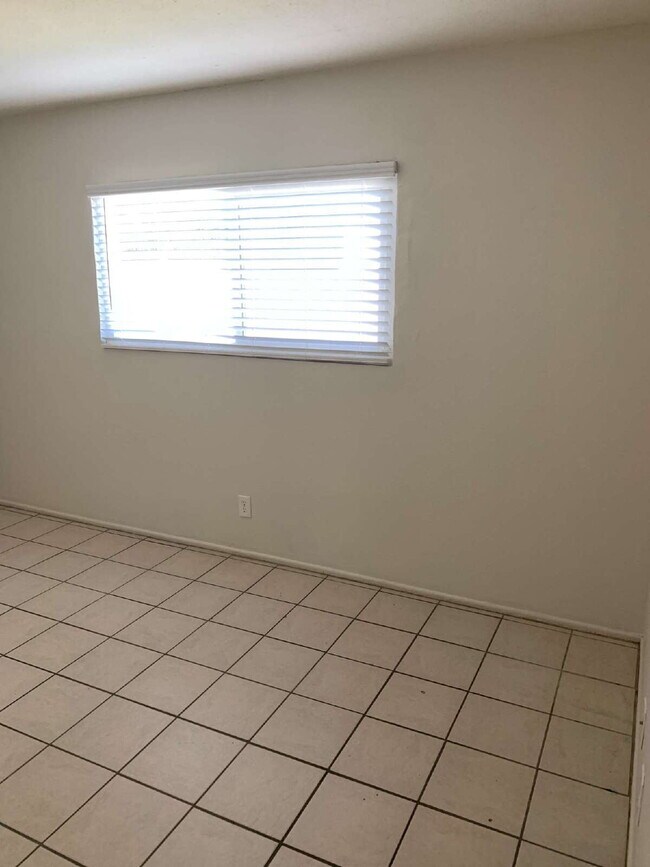 Building Photo - Quaint Complex Near Downtown Palm Springs