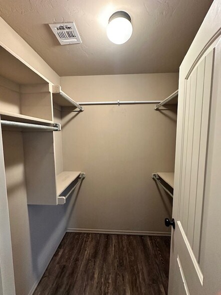 Building Photo - 2316 Golden Ln