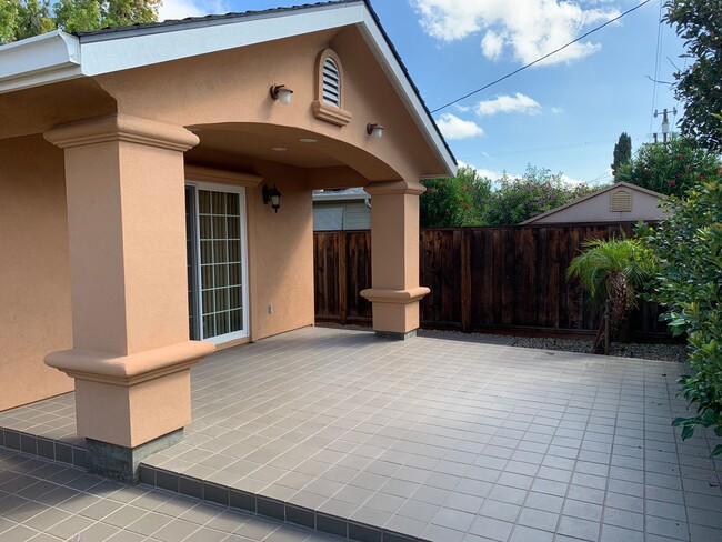 Building Photo - Stunning 4 bedroom, 2 Bath Tracy Home / Best Property Management