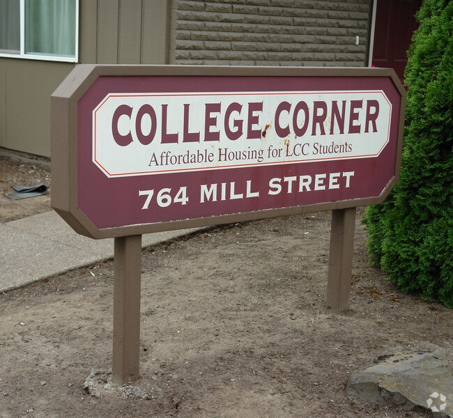 Building Photo - College Corner