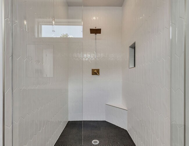 Building Photo - Stunning Salemtown Townhome With Fenced In Yard